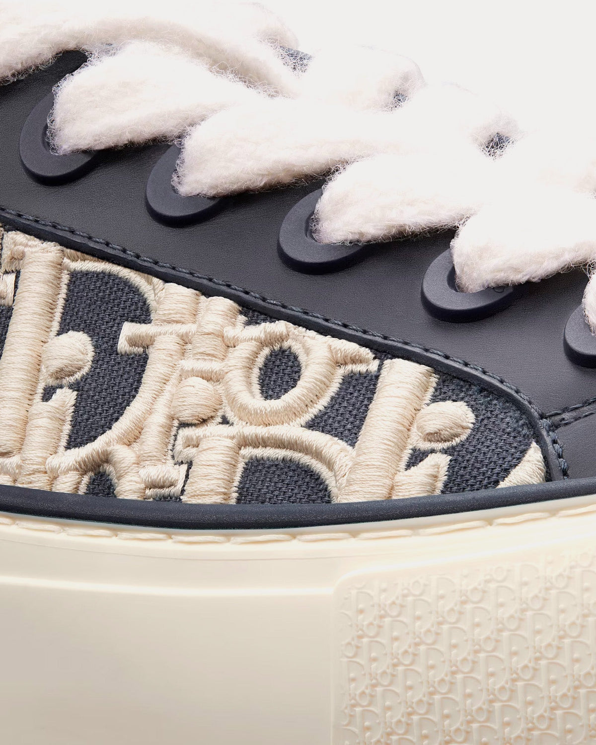 B33 Navy Blue Smooth Calfskin and Cream Dior Oblique Raised Embroidery Low Top Sneakers